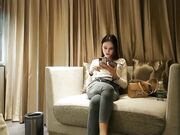 约了个大长腿牛仔裤高冷妹子啪啪，口交舔弄开操被女的发现翻车_