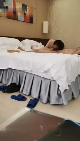 眼镜男深夜探花约了个马尾少妇 口交各种舔大力猛操呻吟娇喘