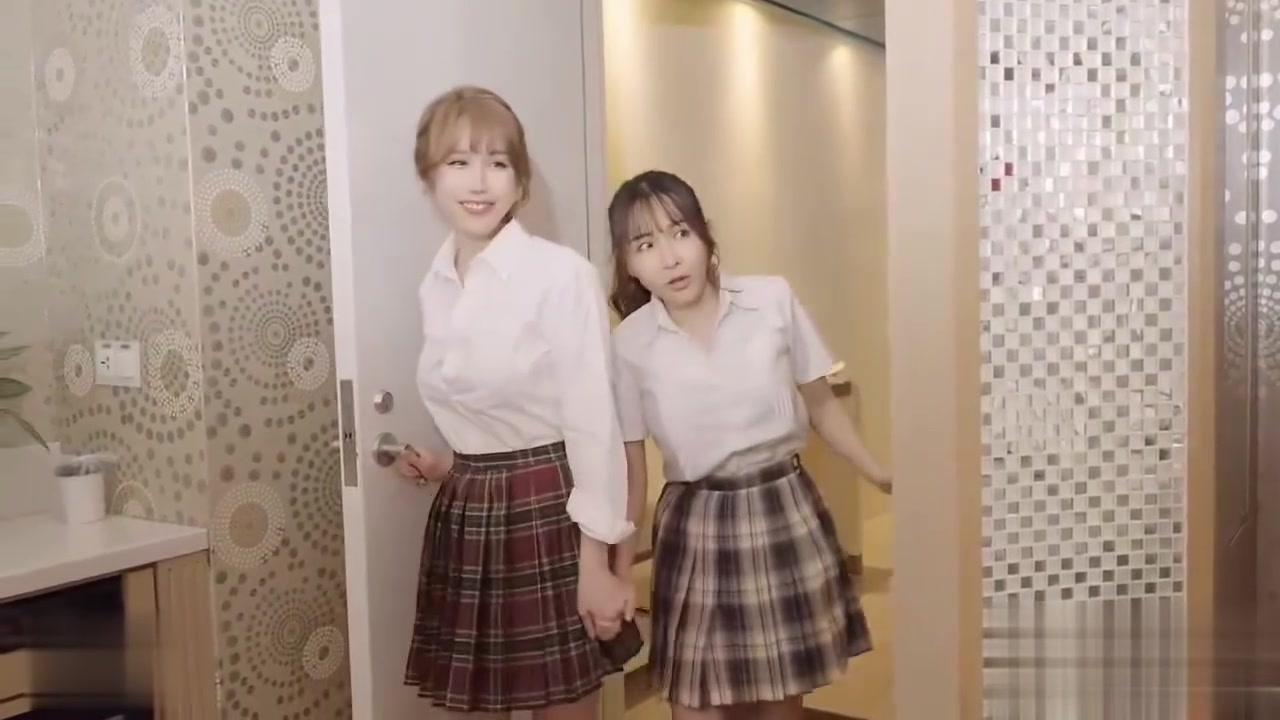 旋转木马上高潮，淫荡学妹带坏清纯学生妹，极品女神艺高人胆大_挑战羞耻极限！