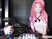 在线陪玩因技术太菜输了游戏，只能用身体来安抚客户，为了五星好评甘愿献身