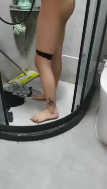 姐儿为了直播真心的拼啊，玩点击就算了，还喝尿？