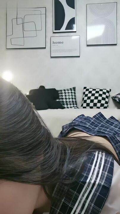 19岁极品尤物学生妹，黑框眼镜非常清纯，吸吮手指骚起来，肉感身材，顶级大肥臀_00_01_01_00_16_2