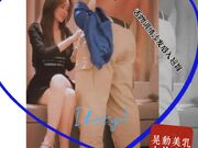 舌吻调情沙发上操扶着细腰翘屁股后入，晃动美乳上位骑乘1