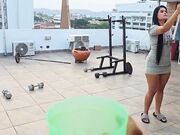 我的女仆被困在楼梯上 我操她