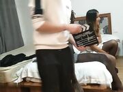 嫖妓偷拍颜值美女干到一半出血不让干了 狼哥出来谈判接着让小黑干