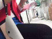 快餐达人吹着口哨光顾城边站街女红衣年轻妹子相貌还是不错的很有气质