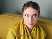 趁着父母不在家把男友带回家中做爱用大鸡巴爆操女友赶在回家前迅速高潮内射