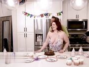 家庭聚会乱伦厨房就忍不住当着家里人的面开始索取大鸡巴颜射