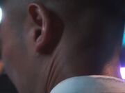 发生酒吧已婚妇女NTR 说着 这是给你的1