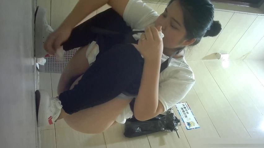 坐盗市最新流出商场全景女厕偷拍其中两个黑丝妹子很有撸点