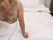 纹身大哥约炮黑丝小姐姐 摸着奶子玩着逼吸着小烟还得把鸡巴塞进她嘴里