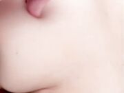 下雨天爸妈不在家和妹妹独处，趁她打王者开语音的时候强行插入让她对着手机放肆淫叫