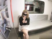 推特S级网黄地铁性瘾发作抓住路人的肉棒开始榨精