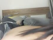 这婊子是有多欠操啊 一口就把鸡巴咬进去吸吮 性感的纹身上位电臀