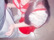 爸妈睡着后拉着妹妹在天台做爱，面对城市的夜景后入蜜桃臀小穴抽插喷射