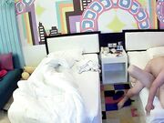 咪咪很大很粉嫩丰满妹子被中年男人按在床边爆力抽插 好爽好刺激