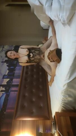 褪去高冷白领外衣 换上情趣丝袜 极品女神变身荡妇