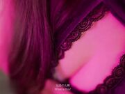 夜晚的酒吧獨自一人的菜菜跟不同男人發生關系酒吧桌下衛生間角落