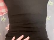 【淫荡人妻打着电话操着逼】人妻的老公出差，她一个人在家看娃