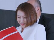 人妻秘书 汗水与热吻交织的社长室激情交合1