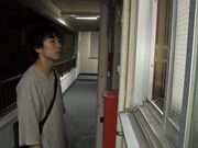 人妻在阳台上晾晒红色内衣 暗示丈夫不在家2