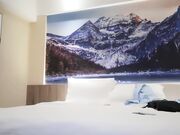 舌吻调情扣逼上位骑坐后入猛操，被操的呻吟大声非常诱人