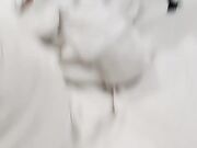 酒店一群小年轻嫩妹群P淫乱 姐妹互玩卫生间尿尿洗澡 再无套啪啪