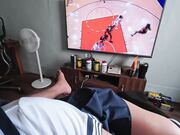 被爸爸喊到沙发上一起看球赛，发现下面湿了…