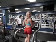 紧身衣裹出玲珑曲线 汗水浸湿肌肤 她喘息着 媚眼如丝。