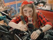 我修好了你的摩托车 现在你可以在上面操我了