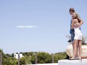 乔安娜跟情人在户外新鲜空气中性爱