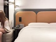 屁股翘水多下面紧，馒头一线天，全程大力冲击,偷偷把套子拿了干