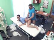 医生的大鸡巴治疗法看起来对骚逼的治疗效果非常好