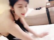 淫荡小骚货车模 酒店和炮友激情操逼 翘起屁股摆动求操 操起了骚逼好多水