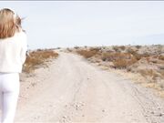 淫荡模特旅行时遇见陌生人快速发生性关系