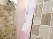 精虫上脑的我偷袭了睡着的妹妹，并且控制不住把妹妹的嫩逼灌的满满的！