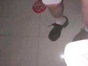 首次开发18岁白虎亲妹妹露出属性，小小年纪竞然如此胆大，无视电影院内监控，小嘴猛嗦我的鸡巴