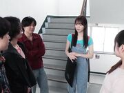 孤僻美院女生自愿担任尴尬的裸体模特1