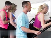 粉嫩女士的乱交之旅大鸡巴当然是越多越好迫不及待的要开始吃了