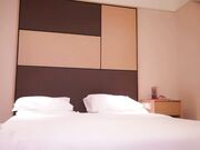 白衬衫气质御姐，肌肤嫩的要出水