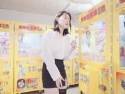 魏乔安下班的新娱乐大庭广众下用自慰器插入下体来享受夹到娃娃的快感