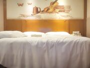 深夜牛仔裤长腿外围妹伸进内裤摸逼舔屌深喉上位骑乘自己动侧入抽插