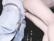 美少妇深夜勾搭摩的小伙小区野战 撩下内衣揉奶子吃屌 一字马野战中途来人