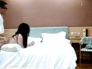 深夜约操19岁微胖嫩妹 狗操式 脸蛋还是挺漂亮 乖巧听话被抠逼狂草