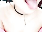 非常有味道的女人，气质御姐露脸被大哥狂吃奶子，跪在地上操嘴吸蛋，激情后入从地上干到床上，没爽够自己道具抽插