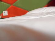 乳房饱满大又圆的国模静静宾馆大尺度私拍完洗洗澡被摄影师潜规则