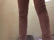 商场厕拍系列 两个妹子的滑板鞋，时尚时尚最时尚