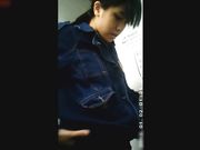 国内牛人潜入高校女厕近距离偷拍几个漂亮妹子的嫩穴