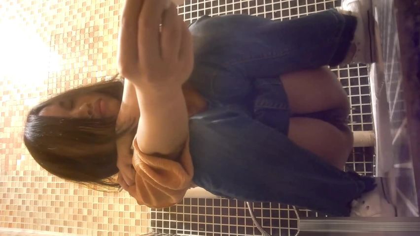 外站最新流出国内云上会所高清系列眼镜妹子看着手机很入迷