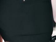 把荡妇皮靴擦得亮闪闪的